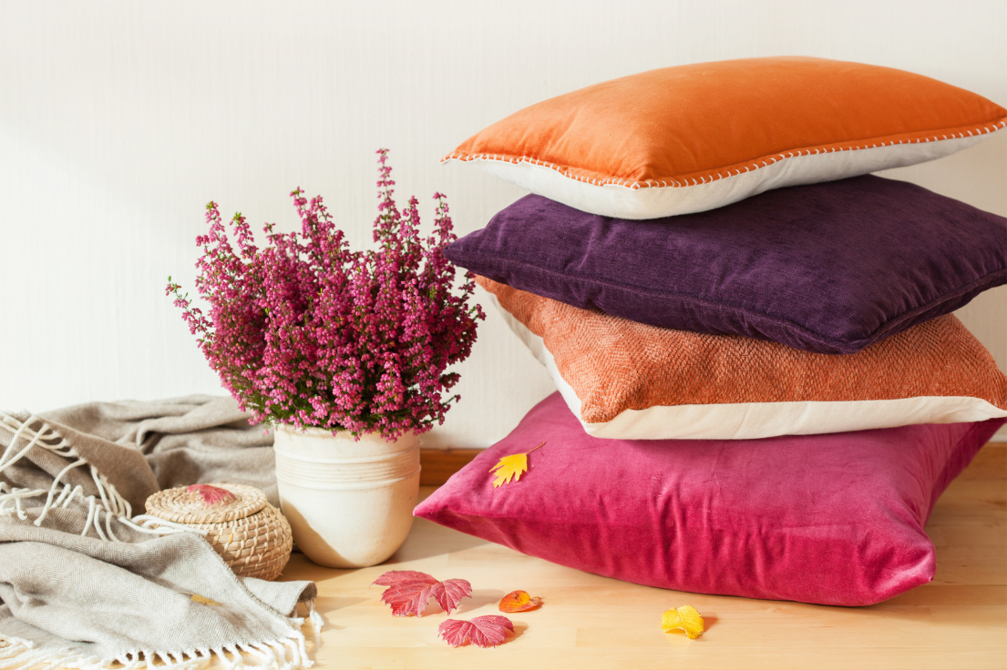 main article image with decor flowers and pillows